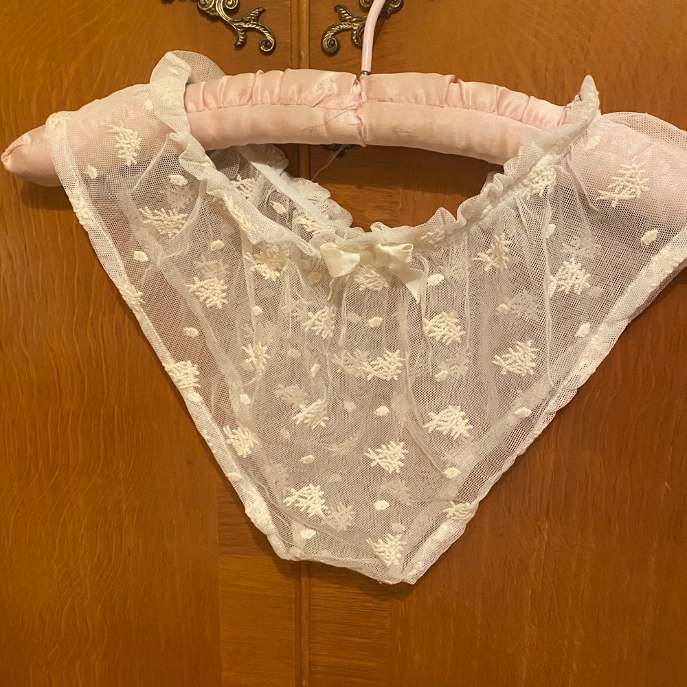 Elegant sheer beige lace robe with lace panties and satin sleeping gown. - Picture 8 of 14